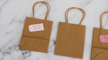 Covid-19 virüsü salgınının yol açtığı küresel tecrit sonrasında şirketlere yardım etmek, Home and Support 'tan Shop ile alışveriş torbaları Küçük işletmelerin mesajları ve kamera görüntüleme