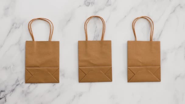 零售业务和竞争理念 购物袋排成一排 手拉着中间的购物袋 让它脱颖而出 — 图库视频影像