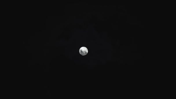 Super Měsíc Noční Obloze Hustými Tmavými Mraky Passying Před Ním — Stock video
