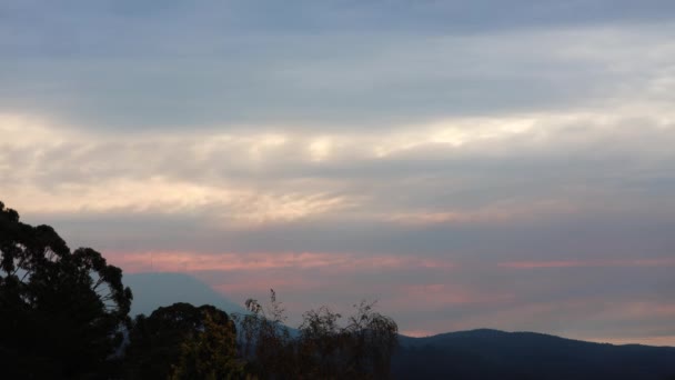 背景にユーカリの木や山を背景にタスマニアの風景の上を雲が通過する時間経過 — ストック動画