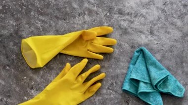 Bakteri ve virüslere karşı dezenfekte ve temizlik, yüzey üzerinde sarı temizlik eldivenleri ve mikrofiber bez sterilize edilecek ve kamera dikey olarak görüntülenecek.