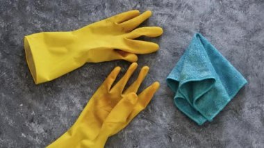 Bakteri ve virüslere karşı dezenfekte ve temizlik, el temizleme eldivenleri ve mikrofiber bez kapma yüzeyde sterilize olmak için