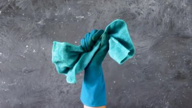Bakteri ve virüslerle savaşmak için temizlik ve dezenfekte yüzeyleri, mikrofiber bez tutan mavi temizleme eldiveni ile çerçeve içinde ve dışında hareket