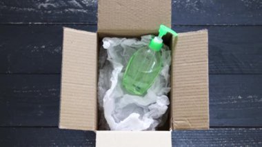 Virüs ve bakteri kavramlarına karşı hijyen, dağıtım paketinin içinde el dezenfektanı şişesi, kendini izole etme ve karantinaya alma zamanlarında ürünlerin çok arandığı bir sembol.