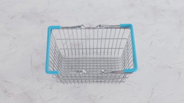 Virüs ve bakteri konseptine karşı hijyen, alışveriş sepetinin içine el dezenfektanı yerleştirme, kendini izole etme ve karantinaya alma zamanlarında çok aranan ürünler.
