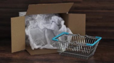 Bakkal teslimatı ve online alışveriş konsepti teslimat paketinin önünde el ele tutuşmalar.