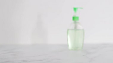 Hijyen ve bakterilerden korunma, mermer banyoda sıvı sabunun yanına bir şişe dezenfektan koyma