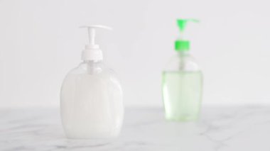 Hijyen ve virüslerden ve bakterilerden korunma, el dezenfektanı ve mermer banyoda sıvı sabun şişesi ve yatay tarama