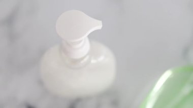 Hijyen ve virüslerden ve bakterilerden korunma, el dezenfektanı ve mermer banyoda sıvı sabun şişesi ve yatay tarama