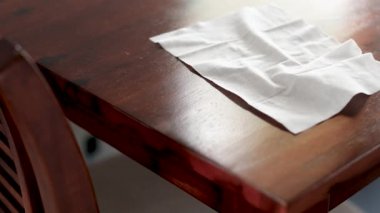 Bakteri ya da virüslerin yüzeylerini dezenfekte etme konsepti, el temizleme yemek masası ve dezenfektan ıslak mendil. 