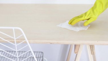 Bakteri ve virüslerin yüzeylerini dezenfekte etme, el temizleme masası ve ıslak mendil. 