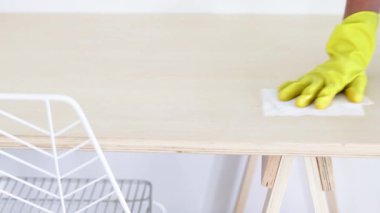 Bakteri ve virüslerin yüzeylerini dezenfekte etme, el temizleme masası ve ıslak mendil. 