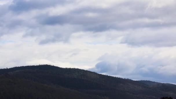 Timelapse Moln Passerar Och Vädret Förändras Över Bergen Skjuten Tasmanien — Stockvideo