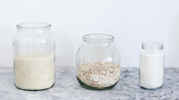 素食食品室 配以燕麦粉和米的玻璃瓶和手抓取燕麦的健康食品配料 — 图库视频影像