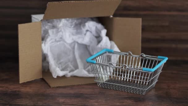 Bakkaliye Teslimatı Online Alışveriş Kavramı Önünde Alışveriş Sepeti Olan Açık — Stok video