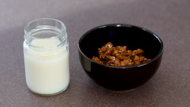 Здорові Ідеї Сніданку Основі Рослин Гранола Темним Шоколадом Вівсяним Молоком — стокове відео
