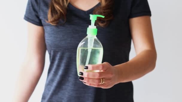 Higiene Protección Contra Virus Bacterias Mujer Moviendo Botella Desinfectante Manos — Vídeo de stock