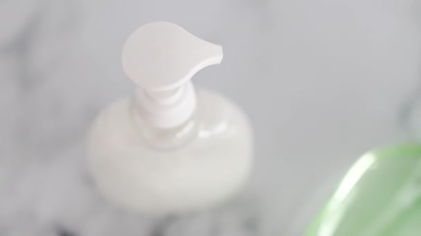 Hygiene Beskyttelse Mot Virus Bakterier Hånddesinfeksjonsmiddel Flytende Såpeflaske Marmorbadet Kameraene – stockvideo
