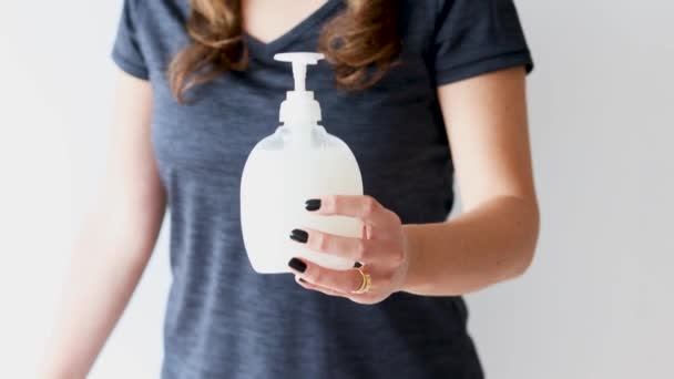 卫生和防止病毒和细菌 妇女移动瓶子的液体肥皂对相机 — 图库视频影像
