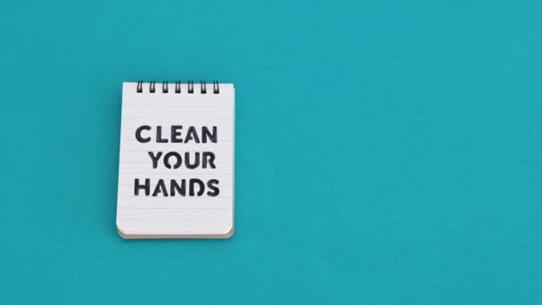 手をきれいに保ち 細菌やウイルスと戦う概念的な静物画 手をメモの横に液体石鹸を置く手をきれいにあなたの手テキスト — ストック動画