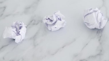 Yaratıcı engelleme ya da tükenme kavramı, çöp kutusuna atılmış kağıt küre tasarıları ve kamera görüntüleri.