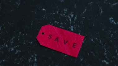 Bütçelendirme ve işletme finansal kavramsal-natürmort, el masajı üzerine fiyat etiketi üzerine metin Kaydet