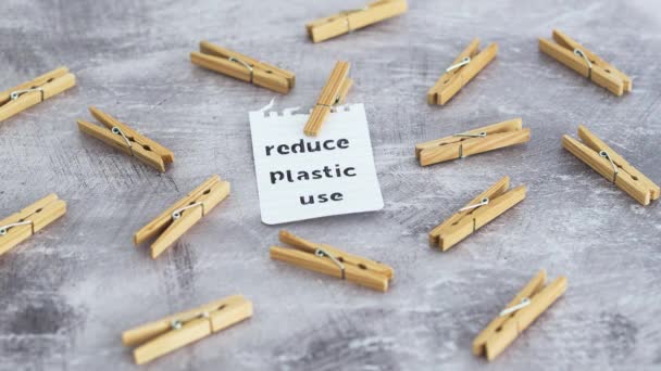 Udržitelné Bydlení Konceptuální Video Snižte Plastové Použití Poselství Dřevěnými Kolíky — Stock video