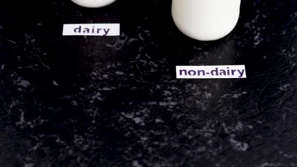 Концепция Перехода Веганскую Диету Бутылки Молока Молочными Немолочными Этикетками Перед — стоковое видео