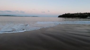 HOBART, AUSTRALYA - 21 Mayıs 2020: Tazmanya sahilinde soğuk bir sonbahar günü Hobart yakınlarındaki Kingston Sahili 'nde