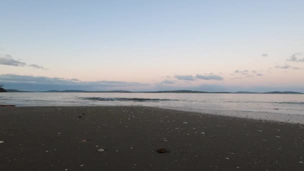 Atardecer Playa Tasmania Frío Día Otoño Con Olas Del Océano — Vídeos de Stock