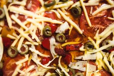 Sağlıklı bitkisel yemek tarifleri konsepti, sebzeli vegan ev yapımı pizzalar ve sütsüz peynir.
