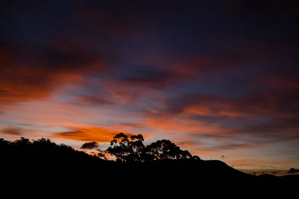 Sonnenuntergangshimmel Mit Schönen Rosa Wolken Die Über Die Hügel Tasmaniens — Stockfoto