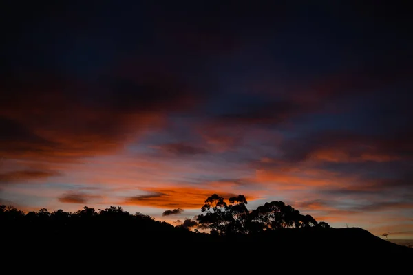 Sonnenuntergangshimmel Mit Schönen Rosa Wolken Die Über Die Hügel Tasmaniens — Stockfoto
