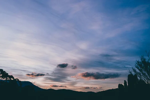 Небо Заході Гарними Хмарами Тонкими Рожевими Тонами Котилися Пагорбах Тасманії — стокове фото
