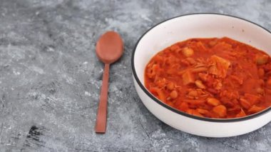 Baharatlı domates soslu sebze ve fasulye güveci.