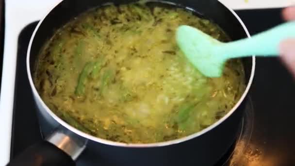 Creamy Vegan Pesto Risotto Green Beans Cooking Saucepan Handheld Camera — Stock Video