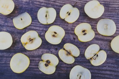 sağlıklı bitkisel gıda malzemeleri konsepti, ahşap masa üzerinde elma parçaları