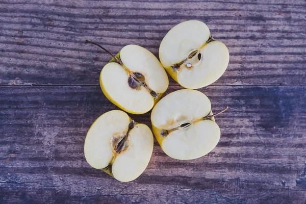 sağlıklı bitkisel gıda malzemeleri konsepti, ahşap masa üzerinde elma parçaları