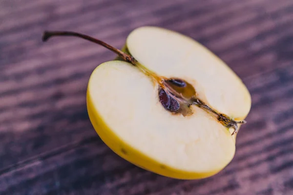 Healthy Plant Based Food Ingredients Concept Close Apple Halves Wooden — Stock Photo, Image