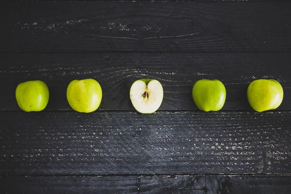 Zdrowa Koncepcja Składników Żywności Pochodzenia Roślinnego Zielone Jabłka Wyłożone Drewnianym — Zdjęcie stockowe