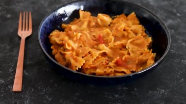 Kırmızı pesto ve Akdeniz sebzeli vejetaryen papyonlu makarna.