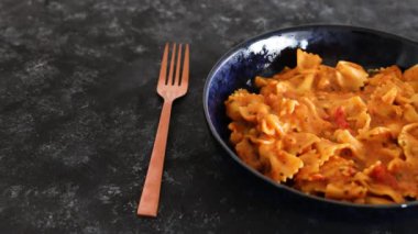 Kırmızı pesto ve Akdeniz sebzeli vejetaryen papyonlu makarna.