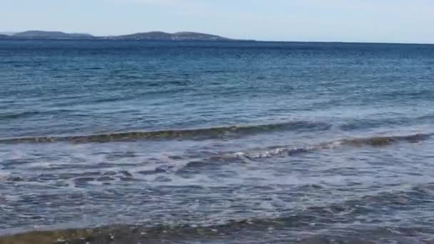 Klidná Slunná Pláž Tasmánii Austrálie Nikým Kolem Vlnami Břehu Jemně — Stock video
