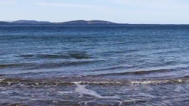 Playa Serena Soleada Tasmania Australiasin Nadie Alrededor Olas Rodando Orilla — Vídeos de Stock