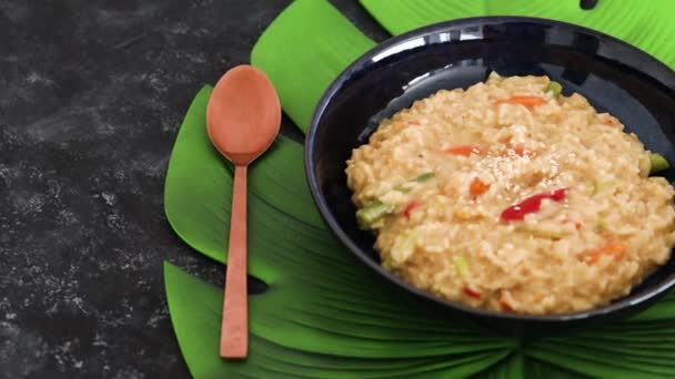 Arroz Satay Vegano Con Verduras Salteadas Cámara Panorámica — Vídeo de stock