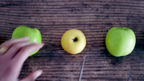 사과를 반으로 식탁에 놓는다 — 비디오