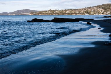 HOBART, TASMANIA - 31 Mayıs 2020: Hobart yakınlarındaki Kingston Sahili 'nde güzel ve canlı bir kış sabahı