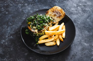 sağlıklı bitkisel yemek tarifleri konsepti, vegan burger, kömürleşmiş lahana turşusuz peynir ve patates kızartması.