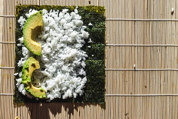 Υγιεινές Φυτικές Συνταγές Τροφίμων Έννοια Vegan Σούσι Αβοκάντο Ετοιμάζεται Ρολό — Φωτογραφία Αρχείου