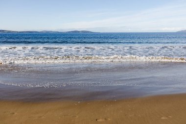 Güzel, el değmemiş Tazmanina plajı, sakin mavi gökyüzü, bir kış sabahı.